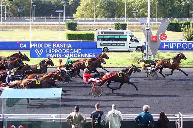 Photo d'arrivée de la course pmu PRIX DE BASTIA à PARIS-VINCENNES le Jeudi 8 septembre 2022