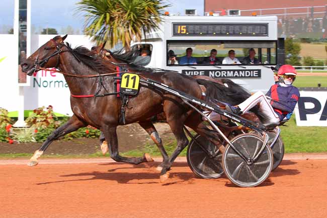 Photo d'arrivée de la course pmu GRAND NATIONAL DU TROT  à VIRE le Mercredi 28 septembre 2022