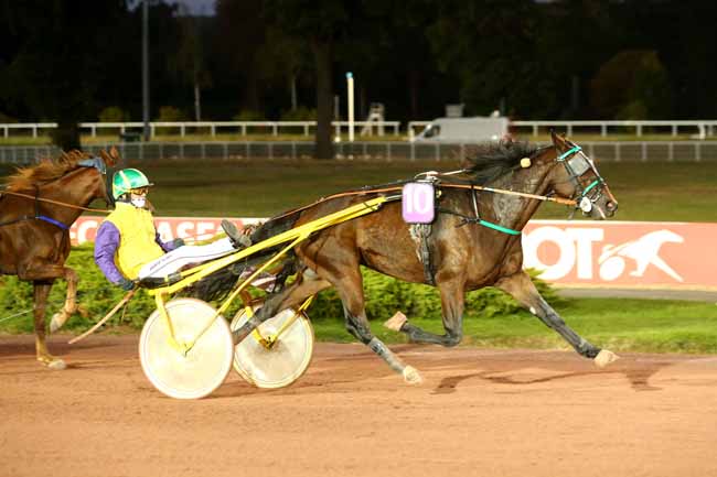 Photo d'arrivée de la course pmu PRIX DU COTENTIN à ENGHIEN le Jeudi 29 septembre 2022