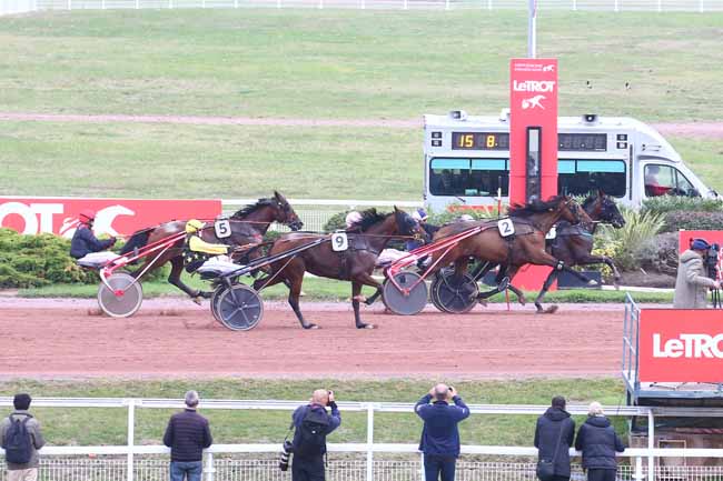 Photo d'arrivée de la course pmu PRIX DE SAINT-CHAMOND à ENGHIEN le Lundi 3 octobre 2022