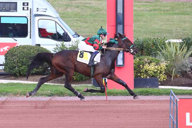 Photo d'arrivée de la course pmu PRIX DE THOMERY à ENGHIEN le Lundi 3 octobre 2022