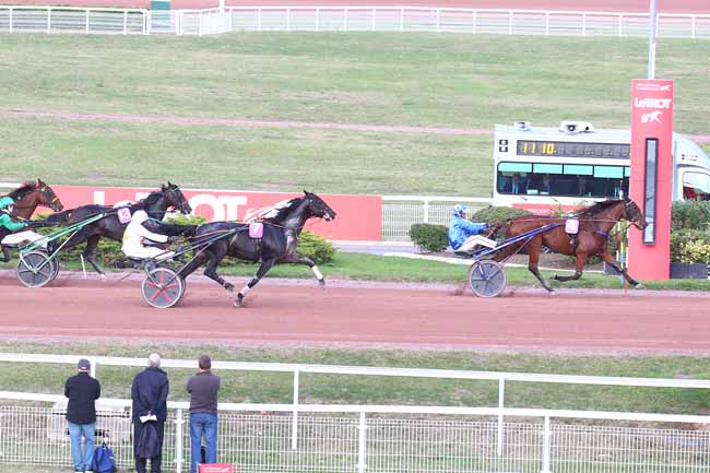 Photo d'arrivée de la course pmu PRIX D'EGLETONS à ENGHIEN le Lundi 3 octobre 2022