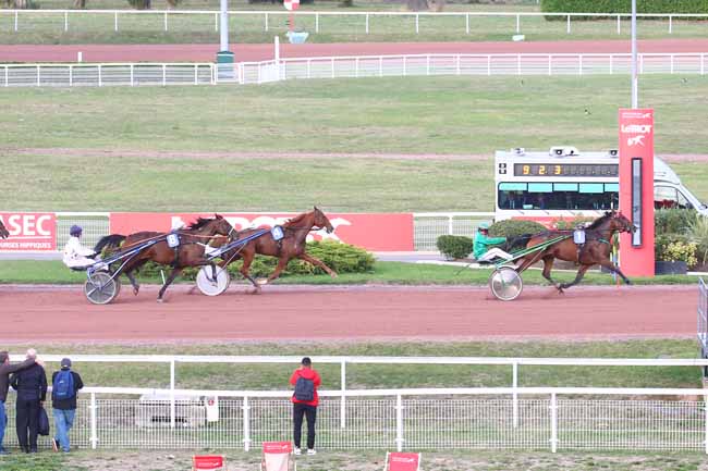 Photo d'arrivée de la course pmu PRIX DE MOISSAC à ENGHIEN le Lundi 3 octobre 2022