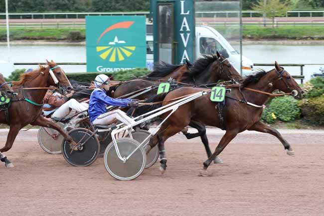 Photo d'arrivée de la course pmu PRIX STADE LAVALLOIS MFC (PRIX VIGOVE) à LAVAL le Mercredi 5 octobre 2022