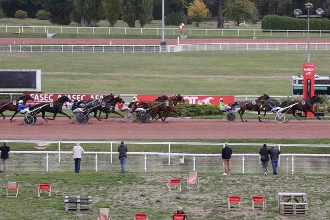 Photo d'arrivée de la course pmu PRIX DU PONT DES ARTS à ENGHIEN le Lundi 10 octobre 2022