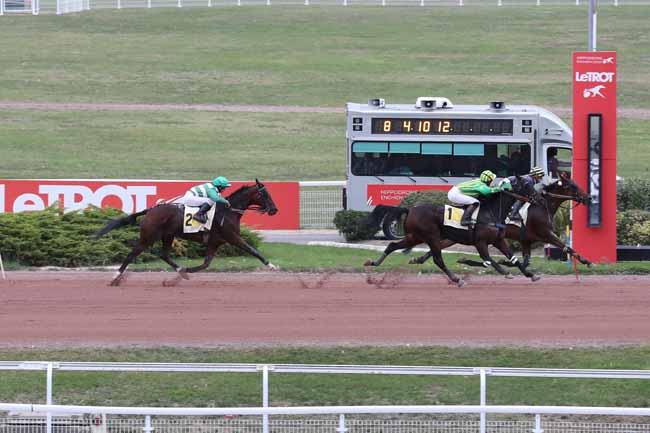 Photo d'arrivée de la course pmu PRIX DU JARDIN DU LUXEMBOURG à ENGHIEN le Lundi 10 octobre 2022