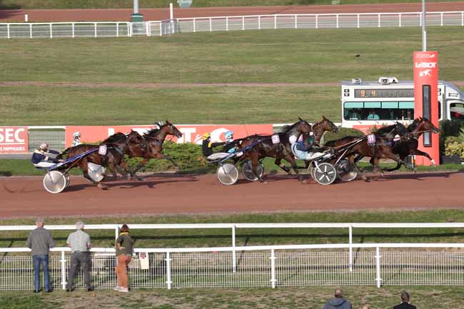 Photo d'arrivée de la course pmu PRIX DES BUTTES CHAUMONT à ENGHIEN le Lundi 10 octobre 2022