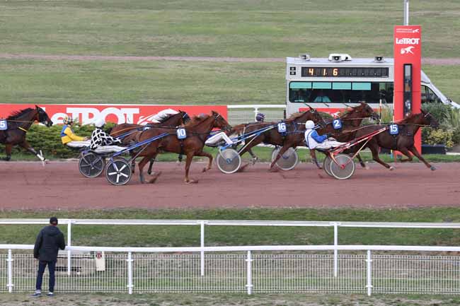 Photo d'arrivée de la course pmu PRIX DE SAULIEU à ENGHIEN le Lundi 10 octobre 2022