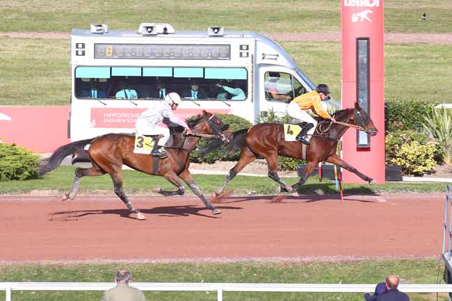 Photo d'arrivée de la course pmu PRIX DE LA PLACE DU PETIT PONT à ENGHIEN le Mercredi 12 octobre 2022