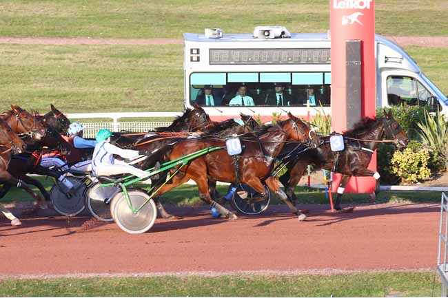 Photo d'arrivée de la course pmu PRIX DE PASSY à ENGHIEN le Mercredi 12 octobre 2022