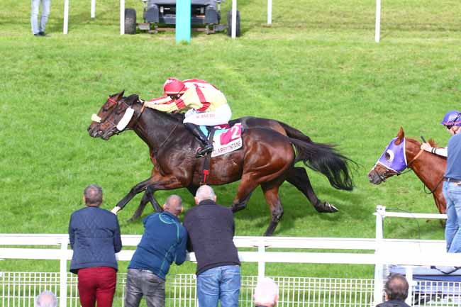 Photo d'arrivée de la course pmu PRIX LE TURF VU D'1 AUTRE OEIL POUR LA MFR VIMOUTIERS (PRIX DES BALSAMINES) à CLAIREFONTAINE le Lundi 17 octobre 2022
