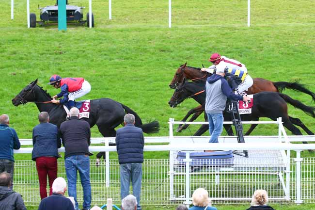 Photo d'arrivée de la course pmu PRIX EQWIN POUR LA MFR DE BERNAY (PRIX DE L'ETABLISSEMENT DES VENTES) à CLAIREFONTAINE le Lundi 17 octobre 2022