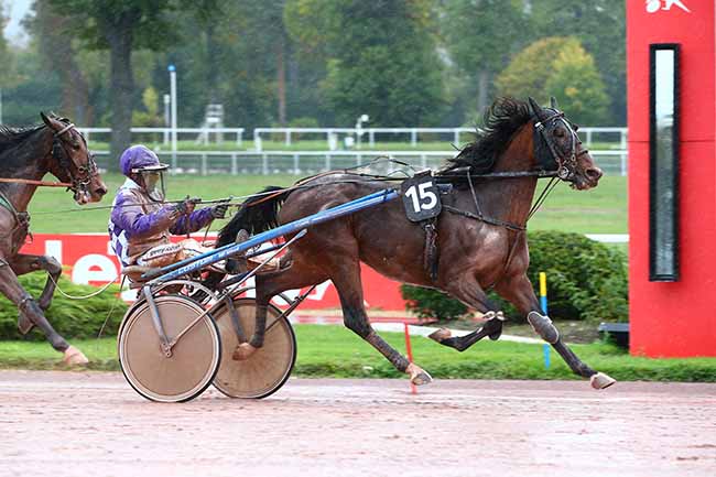 Photo d'arrivée de la course pmu PRIX DE LA PORTE CHAUMONT à ENGHIEN le Lundi 17 octobre 2022
