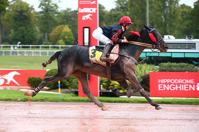 Photo d'arrivée de la course pmu PRIX DU PONT NEUF à ENGHIEN le Lundi 17 octobre 2022