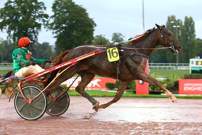 Photo d'arrivée de la course pmu PRIX DE ROCAMADOUR à ENGHIEN le Lundi 17 octobre 2022