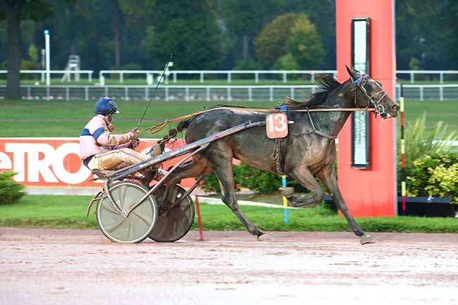 Photo d'arrivée de la course pmu PRIX DU PONT MIRABEAU à ENGHIEN le Lundi 17 octobre 2022