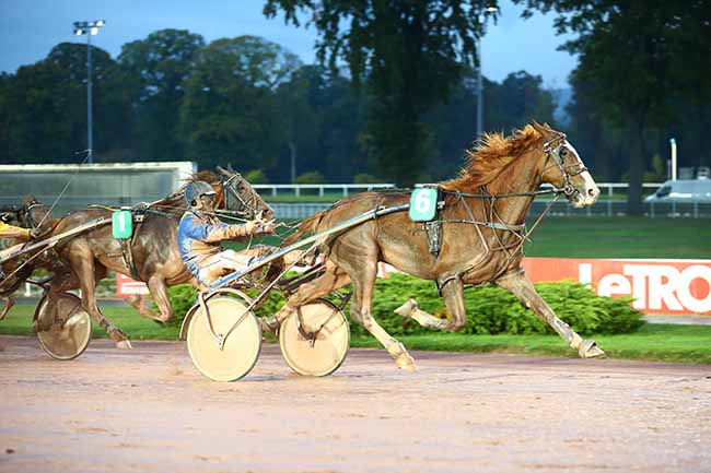 Photo d'arrivée de la course pmu PRIX DU PONT DE LA TOURNELLE à ENGHIEN le Lundi 17 octobre 2022