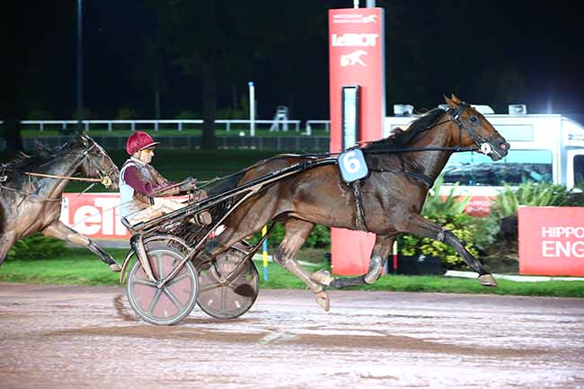 Photo d'arrivée de la course pmu PRIX DE PAILLENCOURT à ENGHIEN le Lundi 17 octobre 2022