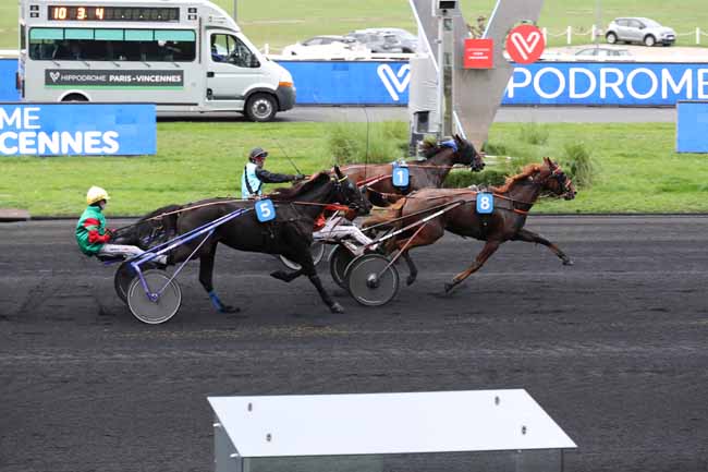 Photo d'arrivée de la course pmu PRIX COLUMBA à PARIS-VINCENNES le Mardi 18 octobre 2022