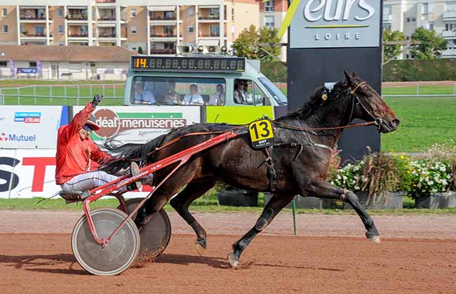 Photo d'arrivée de la course pmu GRAND NATIONAL DU TROT  à FEURS le Mercredi 19 octobre 2022