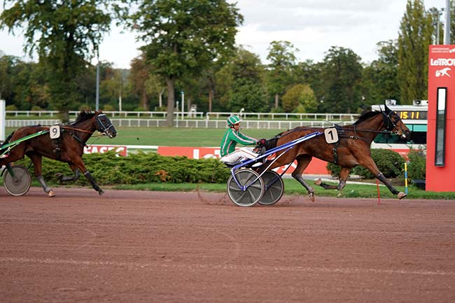 Photo d'arrivée de la course pmu PRIX DE THIEZAC à ENGHIEN le Jeudi 20 octobre 2022
