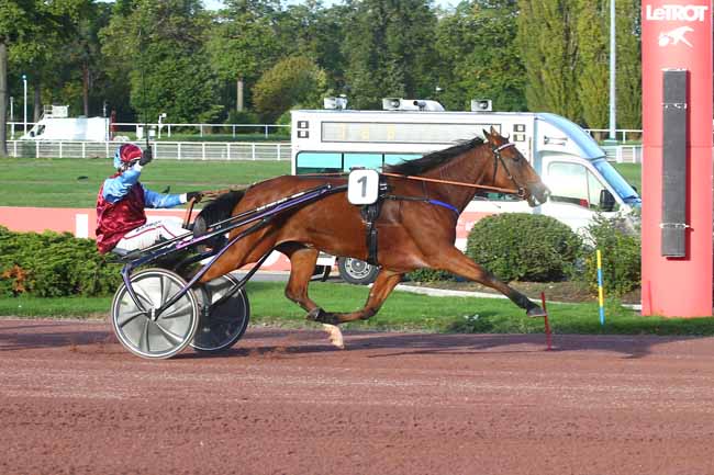 Photo d'arrivée de la course pmu PRIX DE LA PLACE SAINT-CHARLES à ENGHIEN le Samedi 22 octobre 2022