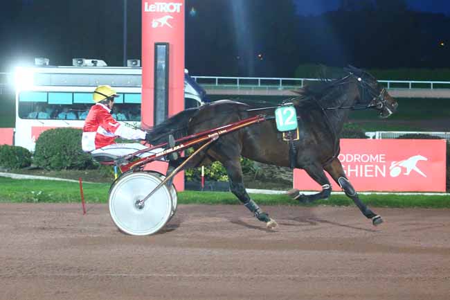 Photo d'arrivée de la course pmu PRIX DE LA PLACE MAUBERT à ENGHIEN le Samedi 22 octobre 2022