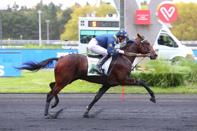 Photo d'arrivée de la course pmu PRIX CHRYSEIS à PARIS-VINCENNES le Mardi 25 octobre 2022