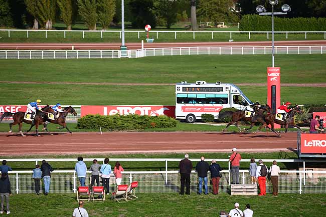 Photo d'arrivée de la course pmu PRIX DE MAINVILLIERS à ENGHIEN le Mercredi 26 octobre 2022