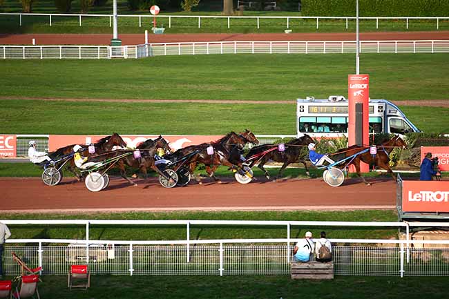 Photo d'arrivée de la course pmu PRIX DU PALAIS ROYAL à ENGHIEN le Mercredi 26 octobre 2022