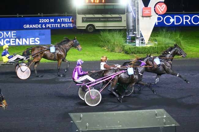 Photo d'arrivée de la course pmu PRIX D'AUVERGNE à PARIS-VINCENNES le Samedi 29 octobre 2022