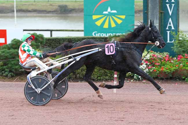 Photo d'arrivée de la course pmu PRIX MOET & CHANDON à LAVAL le Mardi 1 novembre 2022