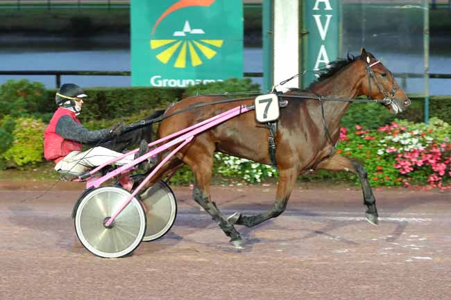 Photo d'arrivée de la course pmu GRAND PRIX DES 4 ANS (GRAND PRIX ANDRE DE LA VAISSIERE) à LAVAL le Mardi 1 novembre 2022