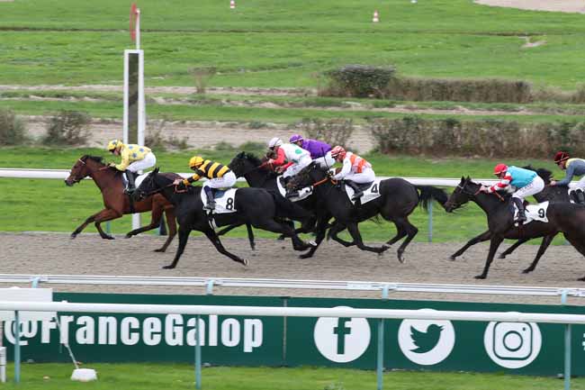 Photo d'arrivée de la course pmu PRIX LA BAMBA à DEAUVILLE le Samedi 5 novembre 2022
