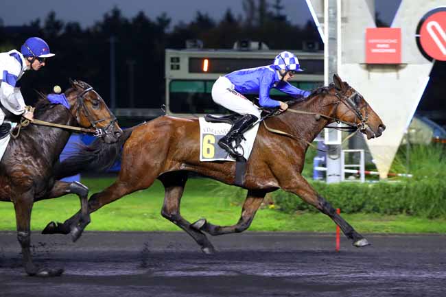 Photo d'arrivée de la course pmu PRIX DU GRAND-FOUGERAY à PARIS-VINCENNES le Dimanche 13 novembre 2022