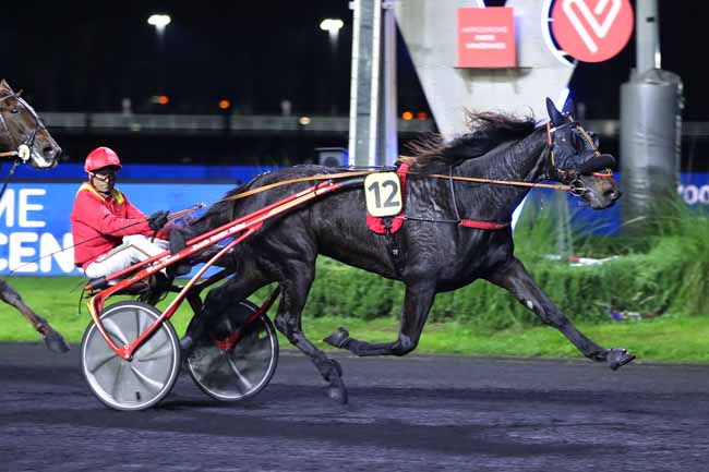 Photo d'arrivée de la course pmu PRIX DE BESANCON à PARIS-VINCENNES le Dimanche 13 novembre 2022
