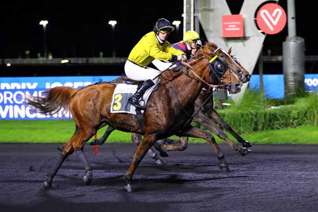 Photo d'arrivée de la course pmu PRIX JOSEPH LAFOSSE - ETRIER WORLD CUP 5 ANS Q1 à PARIS-VINCENNES le Vendredi 18 novembre 2022