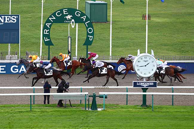 Photo d'arrivée de la course pmu PRIX DU BOIS D'ENFER à CHANTILLY le Vendredi 18 novembre 2022