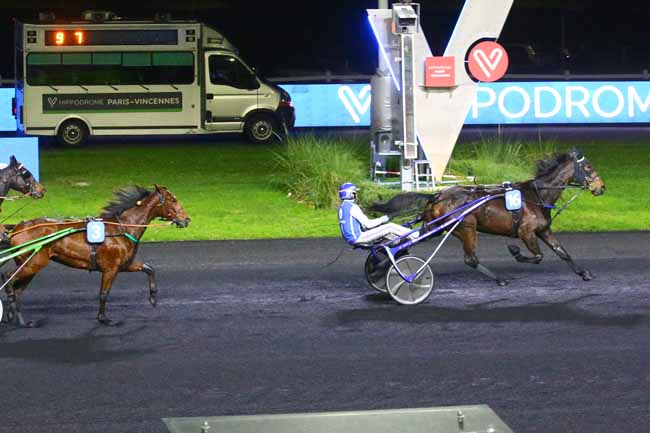 Photo d'arrivée de la course pmu PRIX DE LOUDUN à PARIS-VINCENNES le Jeudi 24 novembre 2022