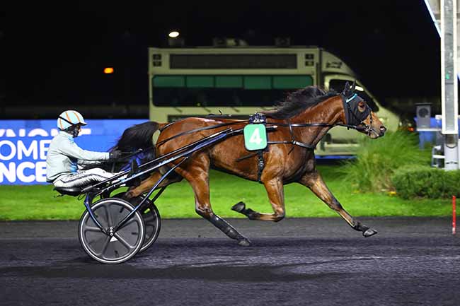 Photo d'arrivée de la course pmu PRIX EURYNOME à PARIS-VINCENNES le Vendredi 25 novembre 2022