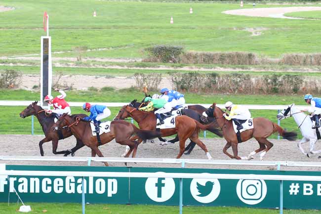 Photo d'arrivée de la course pmu PRIX DU CHATEAU DE BAYEUX à DEAUVILLE le Mercredi 30 novembre 2022