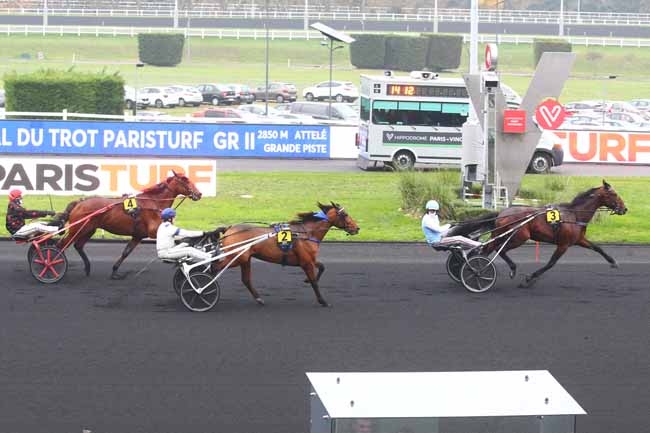Photo d'arrivée de la course pmu FINALE GRAND NATIONAL DU TROT PARISTURF à PARIS-VINCENNES le Dimanche 4 décembre 2022