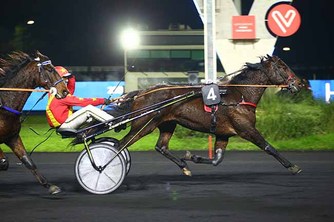 Photo d'arrivée de la course pmu PRIX CALLIOPE à PARIS-VINCENNES le Vendredi 9 décembre 2022