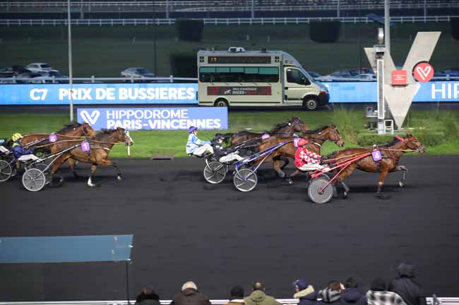 Photo d'arrivée de la course pmu PRIX DE BUSSIERES à PARIS-VINCENNES le Dimanche 11 décembre 2022