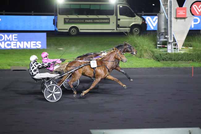 Photo d'arrivée de la course pmu PRIX DE DARVAULT à PARIS-VINCENNES le Lundi 12 décembre 2022