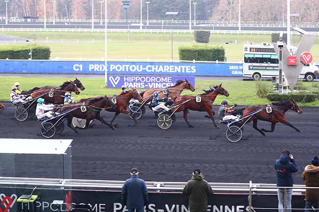 Photo d'arrivée de la course pmu PRIX POITOU-CHARENTES à PARIS-VINCENNES le Mercredi 14 décembre 2022