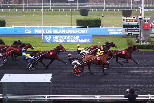 Photo d'arrivée de la course pmu PRIX DE BLANQUEFORT à PARIS-VINCENNES le Mercredi 14 décembre 2022