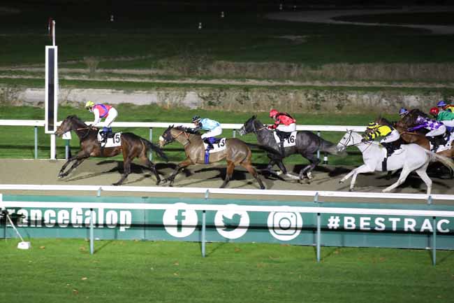 Photo d'arrivée de la course pmu PRIX DU VAL D'ORNE à DEAUVILLE le Jeudi 15 décembre 2022
