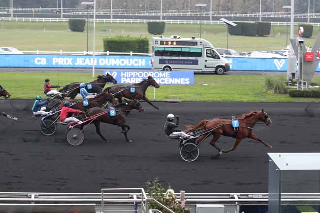 Photo d'arrivée de la course pmu PRIX JEAN DUMOUCH à PARIS-VINCENNES le Dimanche 18 décembre 2022