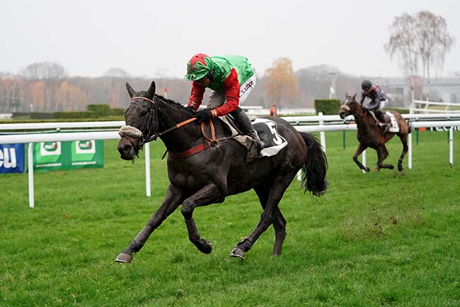 Photo d'arrivée de la course pmu PRIX PMU HENRI PHILIPPE - MAZERES-LEZONS (PRIX JEAN LAMAYSOUETTE) à PAU le Mardi 20 décembre 2022